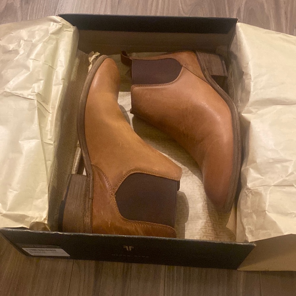 Frye Carson Chelsea Boot, Size 8.5, Cognac NIB